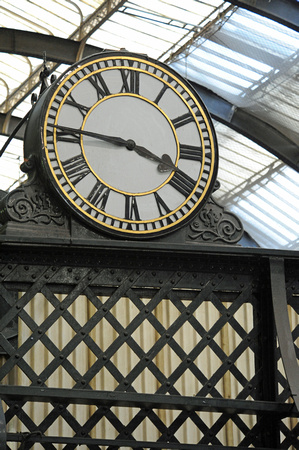DG17029. The old clock. Kings Cross. 12.6.08.