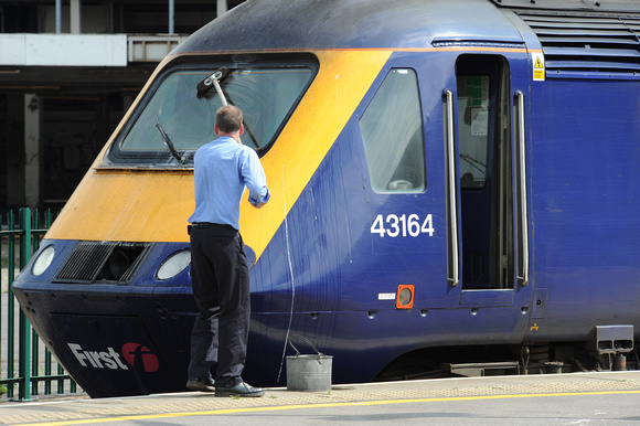 DG17530. Washing the windscreen. Bristol Temple Meads. 24.6.08.