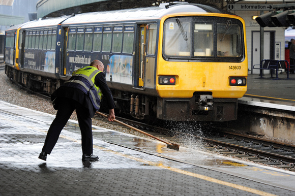 DG18381. Clearing rainwater. Bristol Temple Meads. 13.8.08.
