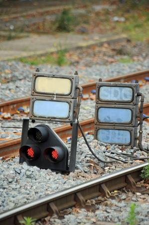DG18676. Ground signal with route indicators Cricklewood. 1.9.08.