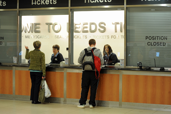 DG19453. Buying tickets. Leeds. 23.10.08.