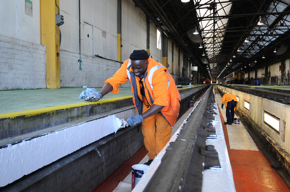 DG19613. Painting the pits. Cardiff Canton. 18.11.08.