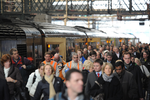 DG19785. Crowds leave a GC service at Kings Cross. 24.11.08.