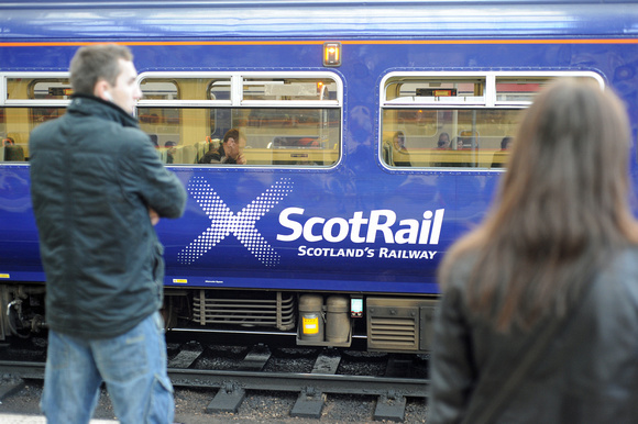 DG21305. Scotrail branding. Glasgow Central. 9.4.09.