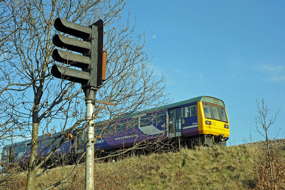 DG20408. 142066 & disused signal on the Spen valley Greenway. Ravensthorpe. 6.3.09.