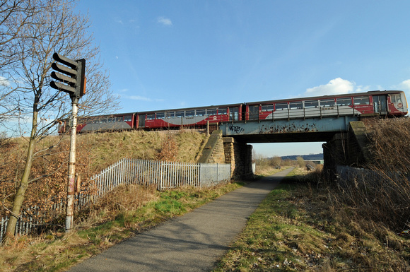DG20412. 144022 & disused signal on the Spen valley Greenway. Ravensthorpe. 6.3.09.