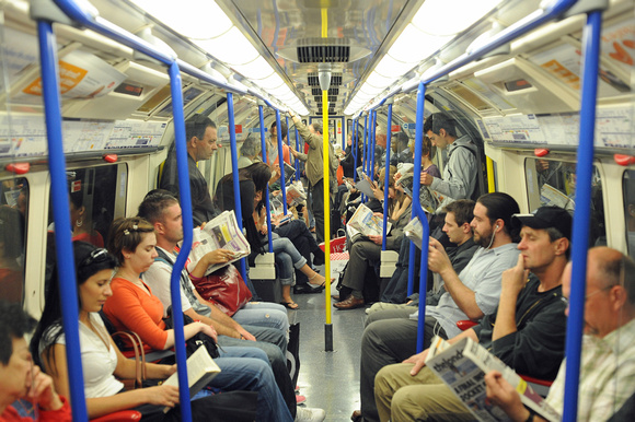 DG26186. Busy Piccadilly line tube. London. 19.6.09.