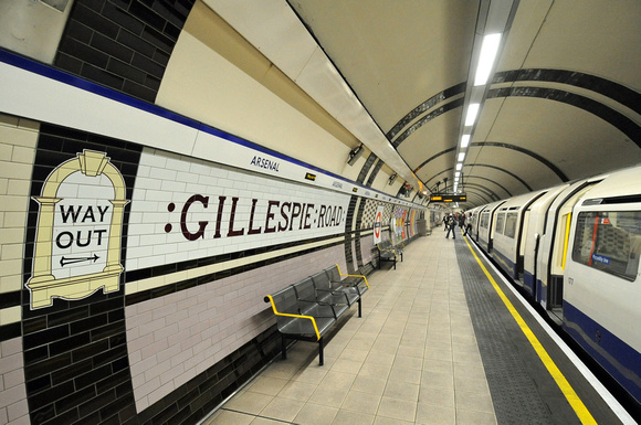 DG26201. Arsenal, formerly Gillespie Rd. Piccadilly line.  LUL. 19..6.09.