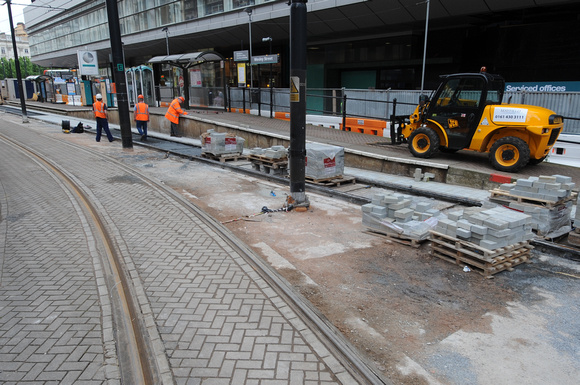 DG26269. Renewing tram tracks. Moseley St. Manchester. 22.6.09.