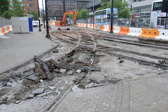 DG26274. Renewing tram tracks. Piccadilly Gardens. Manchester. 22.6.09.