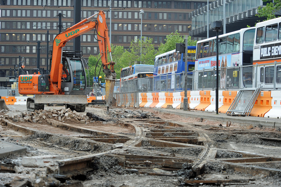 DG26292. Renewing tram tracks. Piccadilly Gardens. Manchester. 22.6.09.