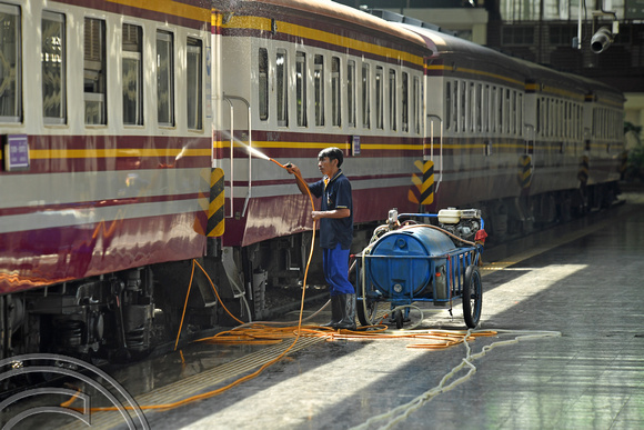 DG388488. Washing coaches. Hualamphong. Bangkok. Thailand. 1.2.2023.