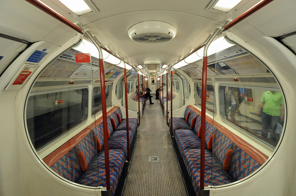DG31779. Interior. Bakerloo line train. 31.8.09.