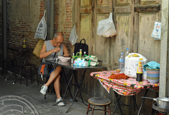 DG388517. Backstreet eating. Rama IV road. Bangkok. Thailand. 1.2.2023.