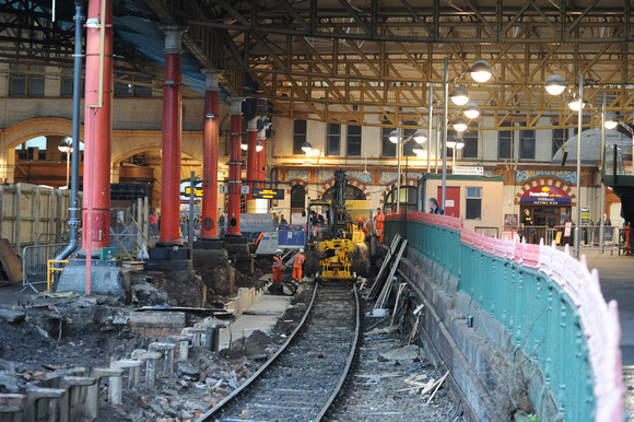 DG40249. Platform rebuilding. Manchester Victoria. 24.11.09.