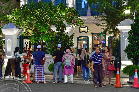 DG389363. Restaurant queues. Lebuh Chulia.  Georgetown. Penang. Malaysia. 14.2.2023.