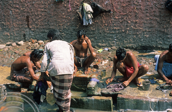 T6765. Washing. Calcutta. W Bengal. India. 1998.