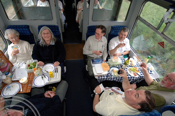 DG10441. Picnic lunch. Cathedrals Express. 25.4.07.