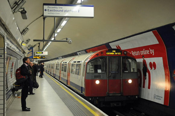 DG43158. Piccadilly Line. Leicester Square. 20.1.10.