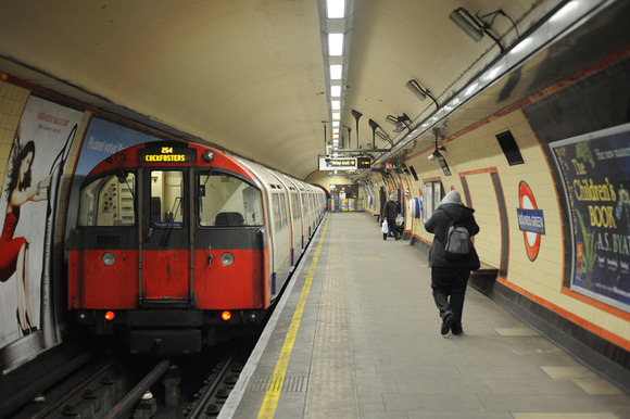 DG43160. Piccadilly Line. Bounds Green. 20.1.10.