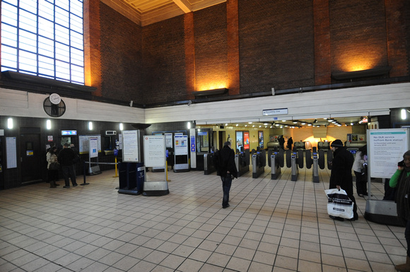 DG43180. Ticket Hall. Turnpike Lane. Piccadilly line. 20.1.10.