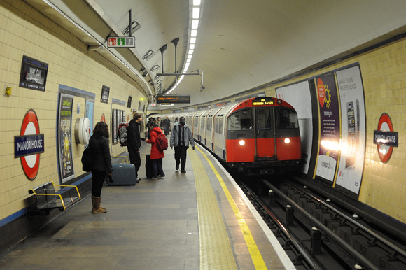 DG43246. Manor House. Piccadilly line. 22.1.10.
