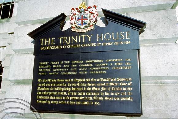 T15227. Trinity House.  A sign outside explains the origins of this organisation. London. 26.11.02.