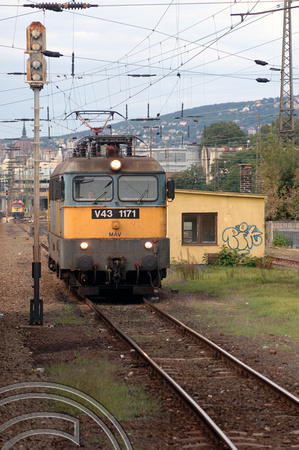 FDG2252. V43 1171. Keleti station.  Budapest. Hungary. 18.9.05
