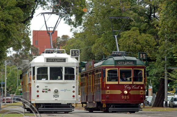FDG4080.Trams 909 & 925. City Circle. Nicholson St. Melbourne. Australia. 28.12.06.