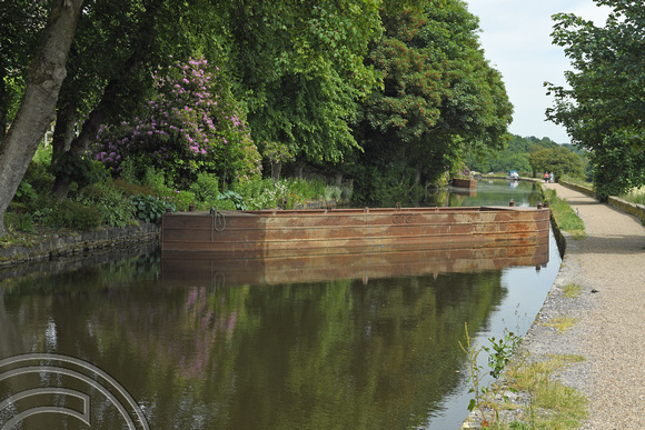 DG374295. Loose barge. Huddersfield Narrow canal Linthwaite. West Yorkshire. 16.6.2022.