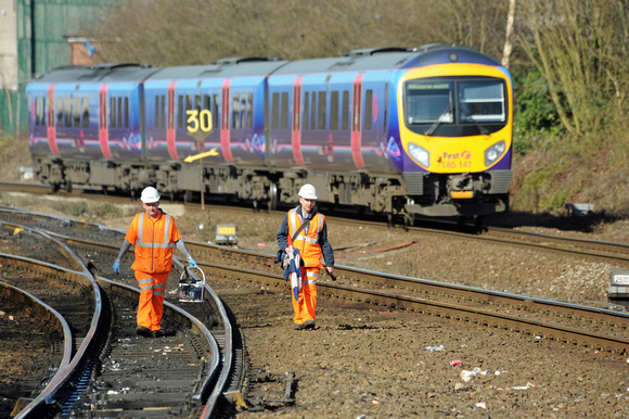 DG45687. Track workers. Salford Crescent. 8.3.10.
