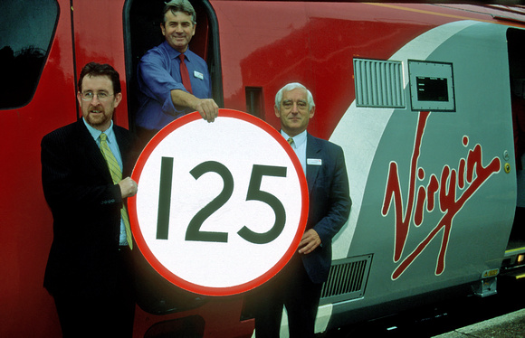13024. Holding a new 125mph sign. Sheffield. 26.9.03.