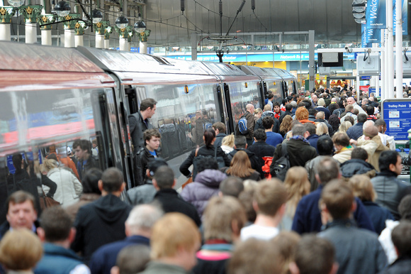 DG46170. Crowds at Manchester Piccadilly. 14.3.10