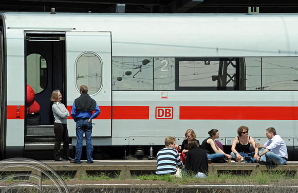 FDG24361. Delayed passengers. Karlsruhe. 5.6.09.