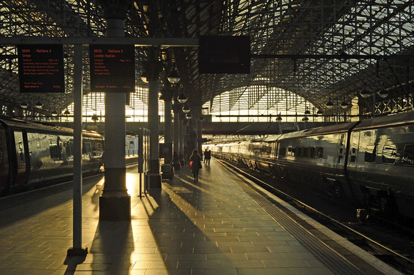 DG230267. Autumn sunlight. Manchester Piccadilly. 30.9.15.