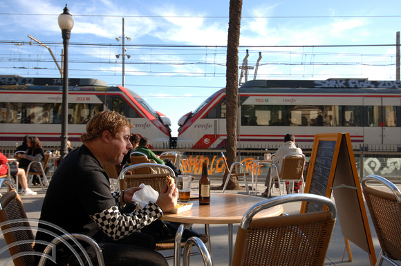 FDG06223. Lunch and trains. Badalona. Spain. 31.12.07.