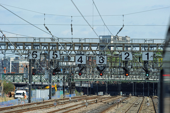 DG60418. Signals on the  approach to Paddington. 9.8.10.