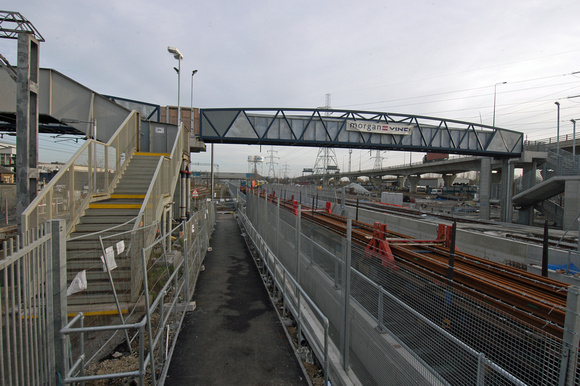 DG02302. New footbridge over CTRL. Dahenham Dock. 6.1.05.