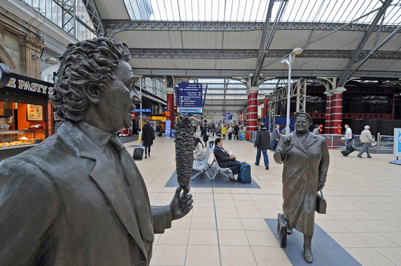 DG62102. Dodd and Braddock statues. Liverpool Lime St. 20.9.10.