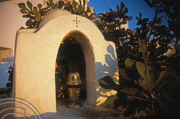 T12007. Christian shrine at sunset. Fira. Santorini. Cyclades. Greece. 27.9.01