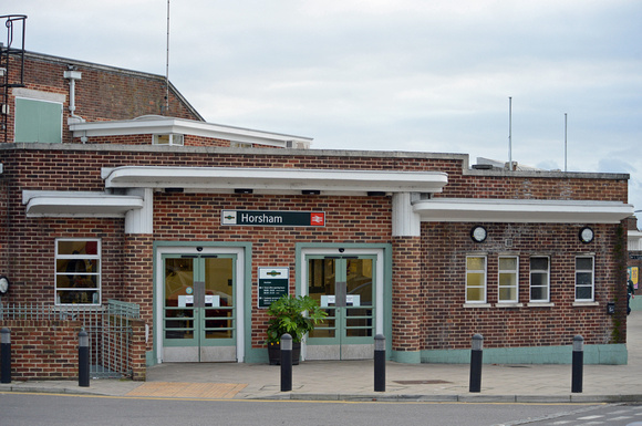 DG233984. Station entrance. Horsham. 11.11.15.
