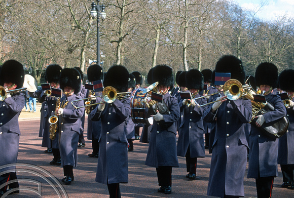 T10733. Military band (Changing of the guard). The Mall. London. England. 30.03.01