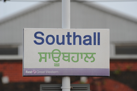 DG89207. Bilingual sign. Southall. 5.8.11.