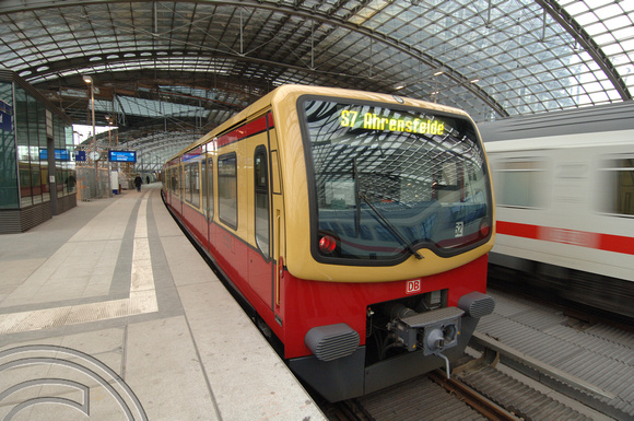 FDG03266. S-Bahn. Hauptbahnhof. Berlin. Germany. 20.2.06.