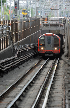 DG82119. Central line tube. Stratford. 19.5.11.