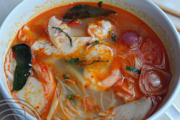 TD08392. Hot & sour fish soup. Tha Tian. Bangkok. Thailand. 2.1.09.