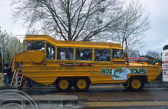 T10775. Frog tours DUKW. South Bank. London. England. 1.04.01