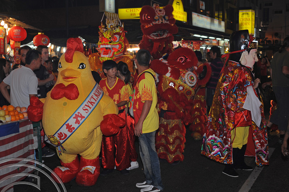DG101651. Dragon dancers. Chinatown. Kuala Lumpur. malaysia. 18.1.12.