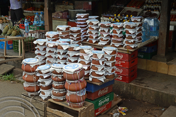 DG238669. Curd pots for sale. Galle. Sri Lanka. 31.1.16.