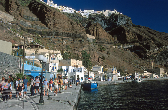 T11984. Waiting for the cable car. Santorini. Cyclades. Greece. 27.9.01